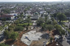 Revitalisasi Alun-Alun...
