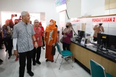 Resmikan Lab Stem Cell...