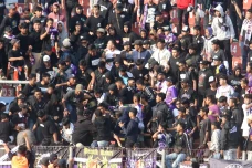 Memalukan, Laga Persik...