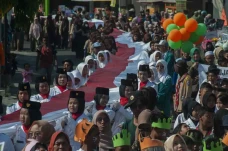 Pembentangan Kain Merah...