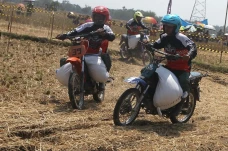 Melihat Aksi Ojek Pengangkut...