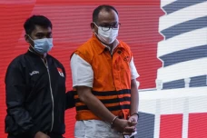 KPK Tahan Mantan Anggota...