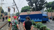 Truk Tabrak Tiang Listrik...