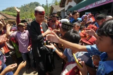 Jabat Tangan Warga Hingga...