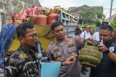 Polisi Gerebek Gudang...