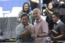 Kompak Pakai Kemeja...
