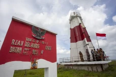 Pemasangan Bendera Merah...