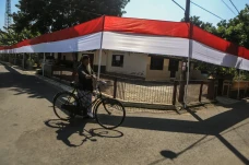 Pemasangan Bendera Merah...