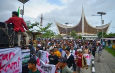 Aksi Unjuk Rasa Masyarakat...