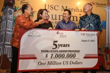 Pemberian Beasiswa Thohir...