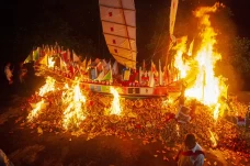 Ritual Bakar Tongkang...