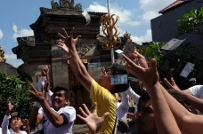 Ratusan Warga Rebutan...
