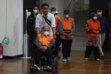KPK Tahan Lima Orang...