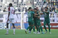Persebaya Surabaya Kalahkan...
