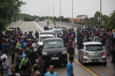 Warga Blokir Jalan Pulau...