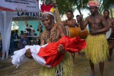 Pengibaran Bendera Merah...