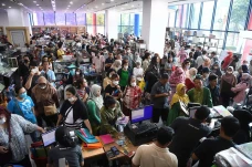 Obral Buku Tutup Toko,...
