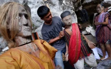 Melihat Ritual Adat...