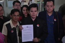 26 Artis Dilaporkan...