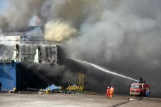 Kapal Ferry Terbakar...