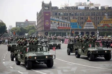 Kemeriahan Parade Militer...