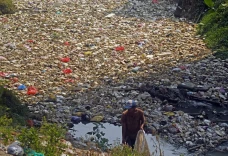 Sampah Menumpuk di Sungai...
