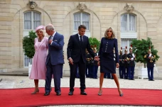 Tiba di Paris, Raja...