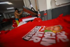 Melihat Produksi Kaos...