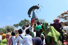 Pecahkan Rekor Muri,...
