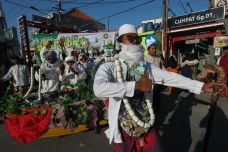 Ratusan Warga Meriahkan...