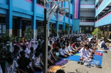 Pelajar dan Guru di...