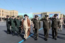 Khamenei Inspeksi Perwira...