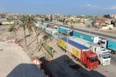 Puluhan Truk Bantuan...