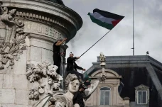 Paris Membara, 15.000...