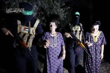 Dikawal Pejuang Hamas,...