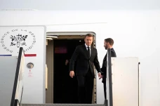 Emmanuel Macron Mendarat...
