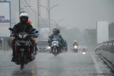 Hujan Mulai Turun di...