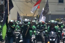 Tuntut Kesetaraan Tarif,...