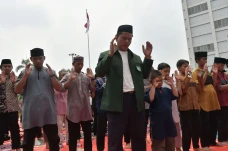 Ratusan Warga Bekasi...