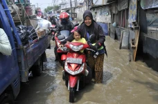 Kali Bekasi Meluap,...