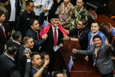 Berhentikan Anwar Usman...