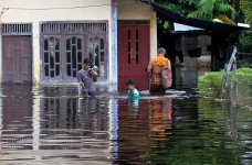 Banjir Rendam Ratusan...