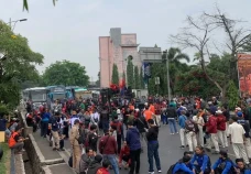 Ratusan Buruh Gelar...