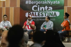 Cinta Palestina, Rumah...