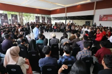 Begini Akrabnya Diskusi...