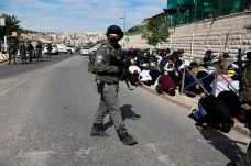 Warga Palestina Shalat...