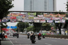 Bikin Sumpek, Spanduk...