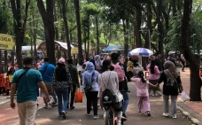 Pengunjung Ragunan Membludak...