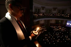 Ibadah Malam Natal di...
