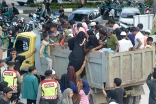 Mahasiswa Pindahkan...